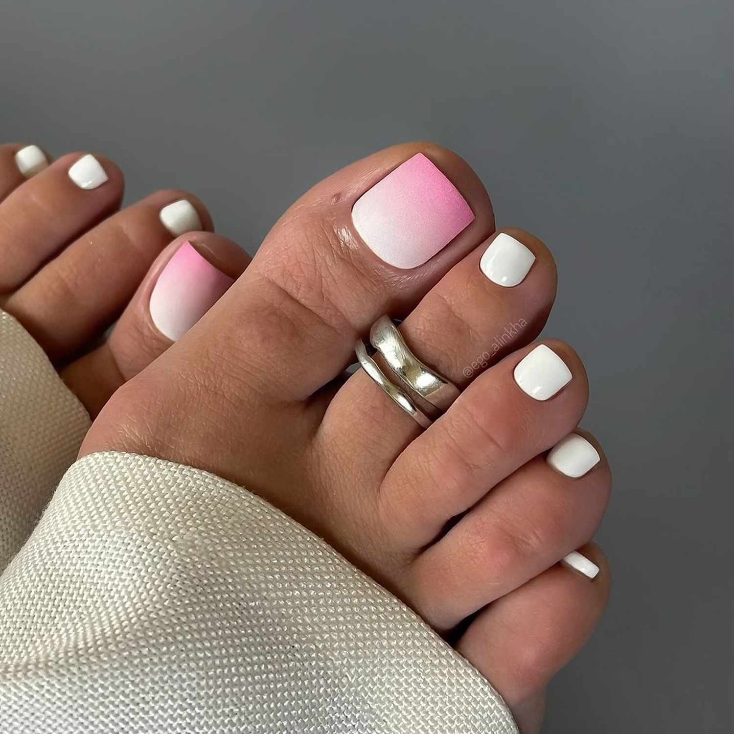 Ombre-Pink-and-White-Pedi-InStyle-Spring-Pedicure-Ideas-f2ccd7387c7e48e0b3dc2654f87b5a0f 22 идеи летнего педикюра, которые стоит попробовать: от мерцающего цвета шампанского до свежих французских идей