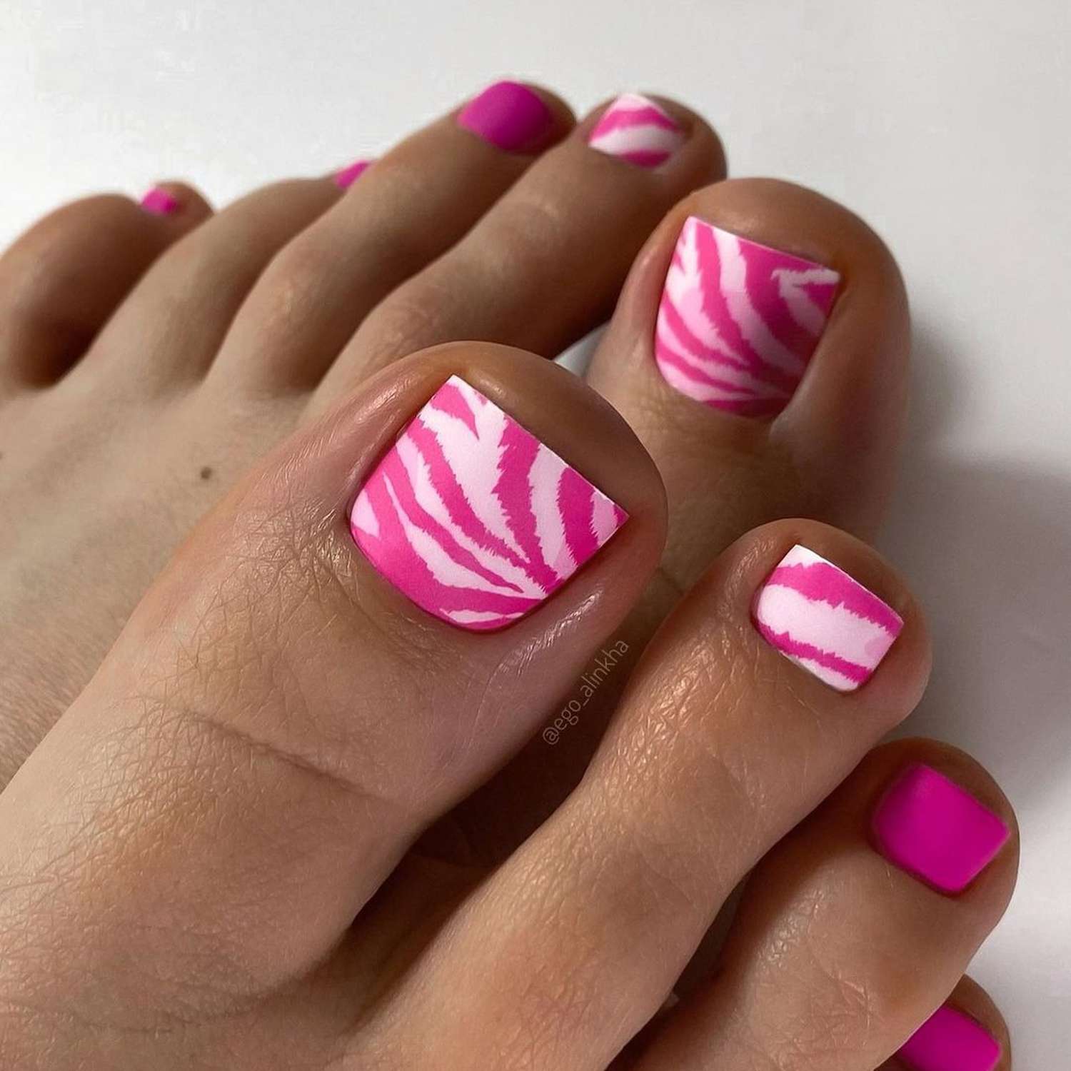 Pink-Zebra-Pedi-InStyle-Spring-Pedicure-Ideas-3f56c9bbcd7e408eb86e3d8b1f84e6e1 22 идеи летнего педикюра, которые стоит попробовать: от мерцающего цвета шампанского до свежих французских идей