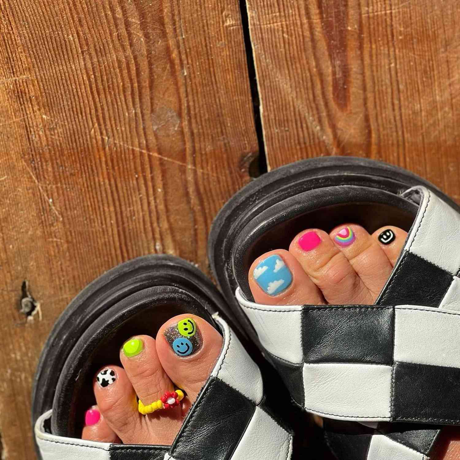 Colorful-Neon-Mismatch-Pedi-InStyle-Spring-Pedicure-Ideas-883370913a8e4642826347ccde39b37e 22 идеи летнего педикюра, которые стоит попробовать: от мерцающего цвета шампанского до свежих французских идей