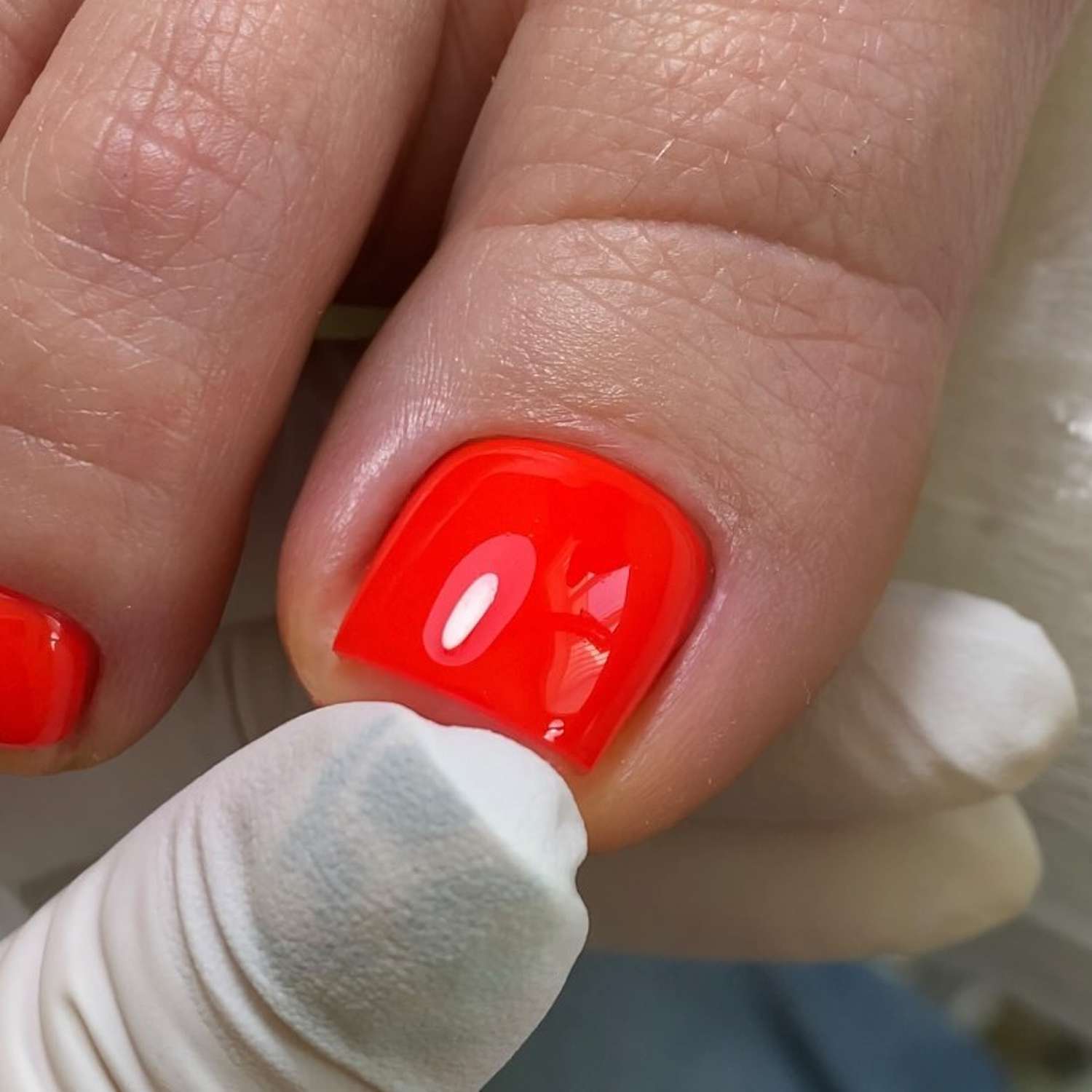 Tomato-Red-Pedi-InStyle-Spring-Pedicure-Ideas-3f5d54e060034b22bc25cbf2d4cdd01e 22 идеи летнего педикюра, которые стоит попробовать: от мерцающего цвета шампанского до свежих французских идей