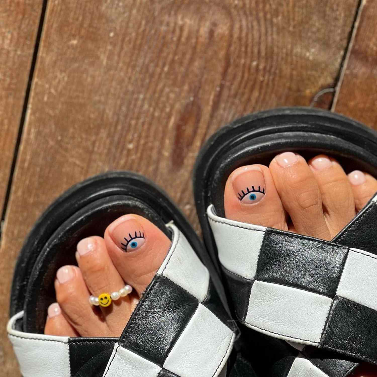 Neutral-Eye-Nails-InStyle-Spring-Pedicure-Ideas-30207f64cf9941c683cb418889f10f5d 22 идеи летнего педикюра, которые стоит попробовать: от мерцающего цвета шампанского до свежих французских идей